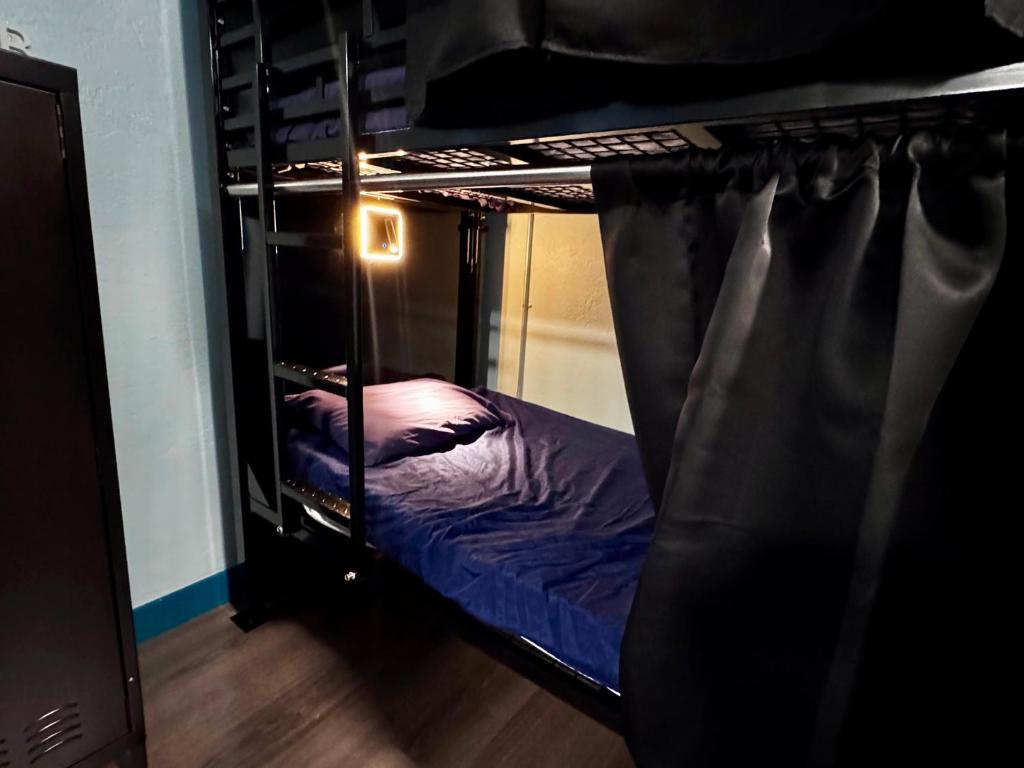 Sin City Hostel客房内的一张或多张双层床