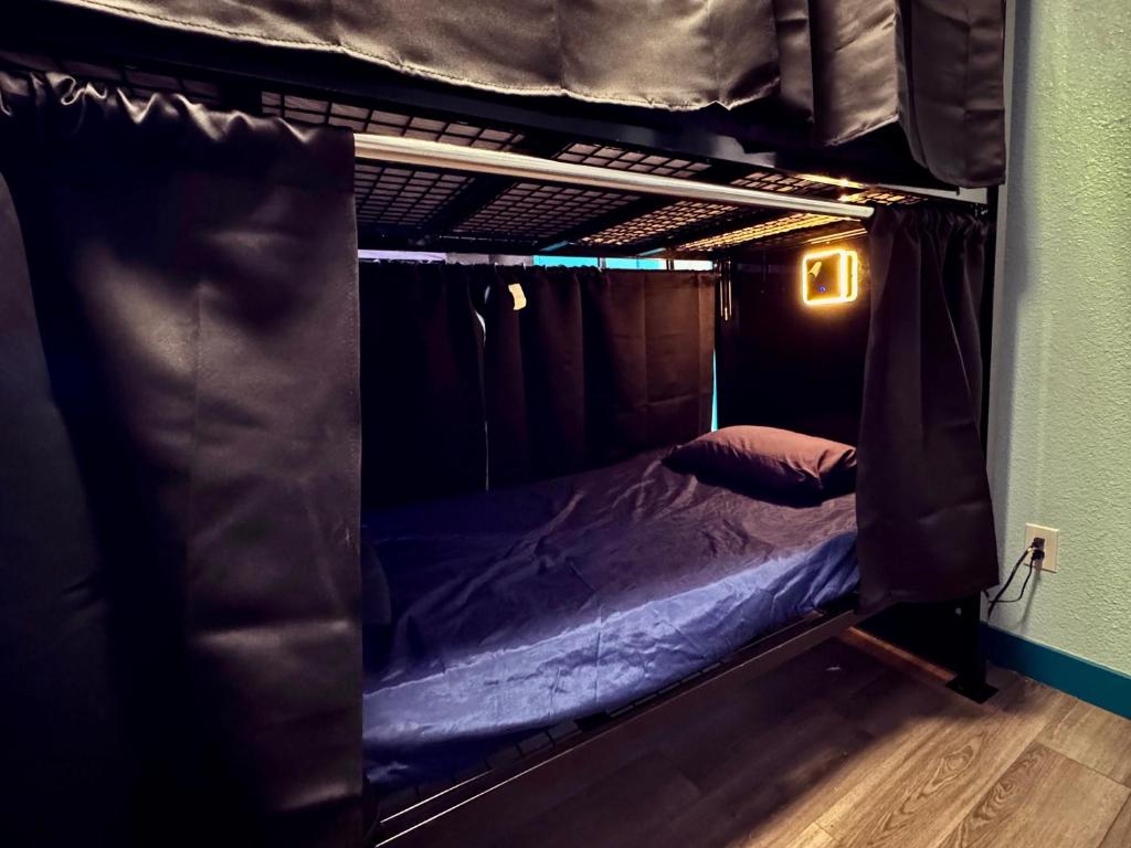 Sin City Hostel客房内的一张或多张床位