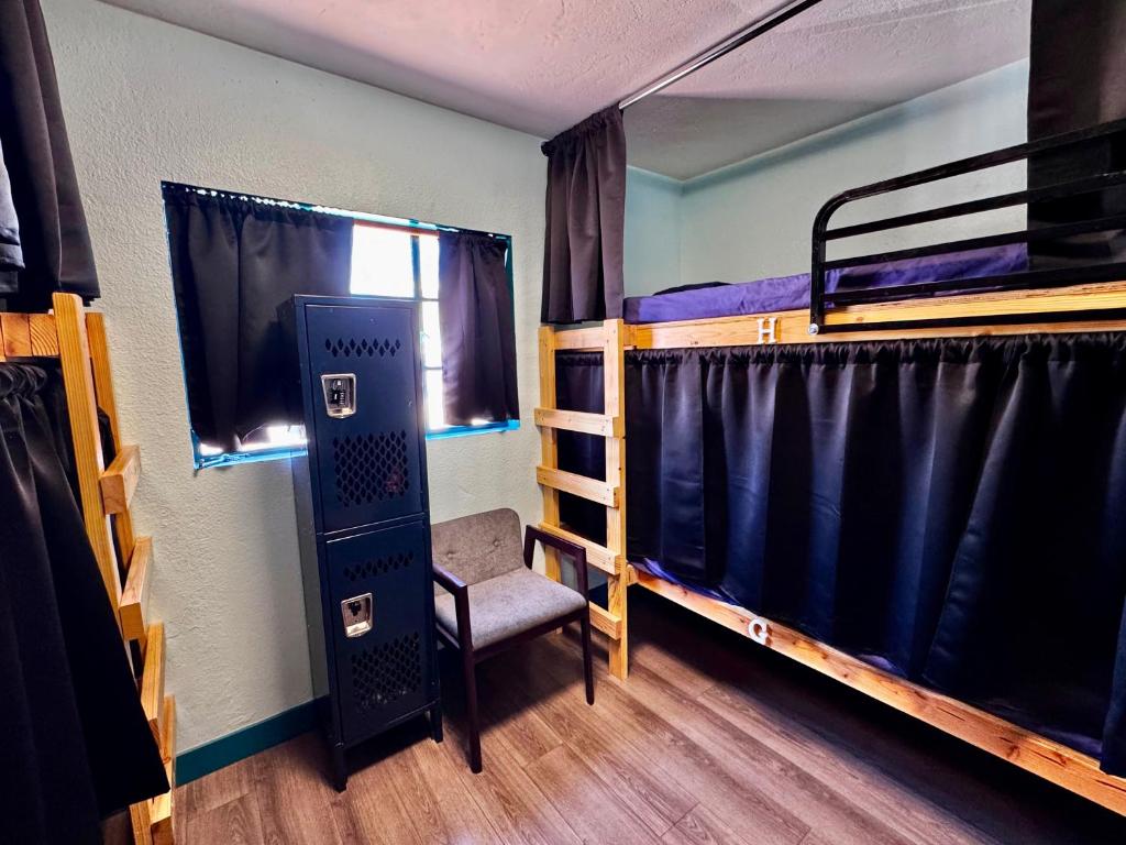 Sin City Hostel客房内的一张或多张床位