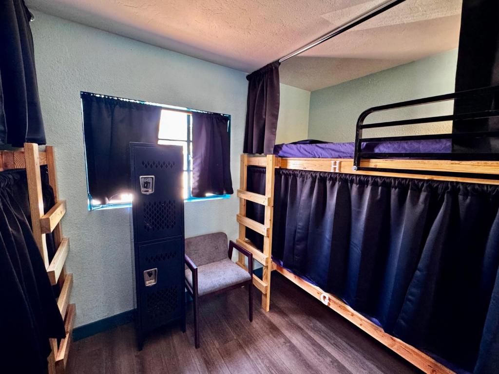 Sin City Hostel客房内的一张或多张床位