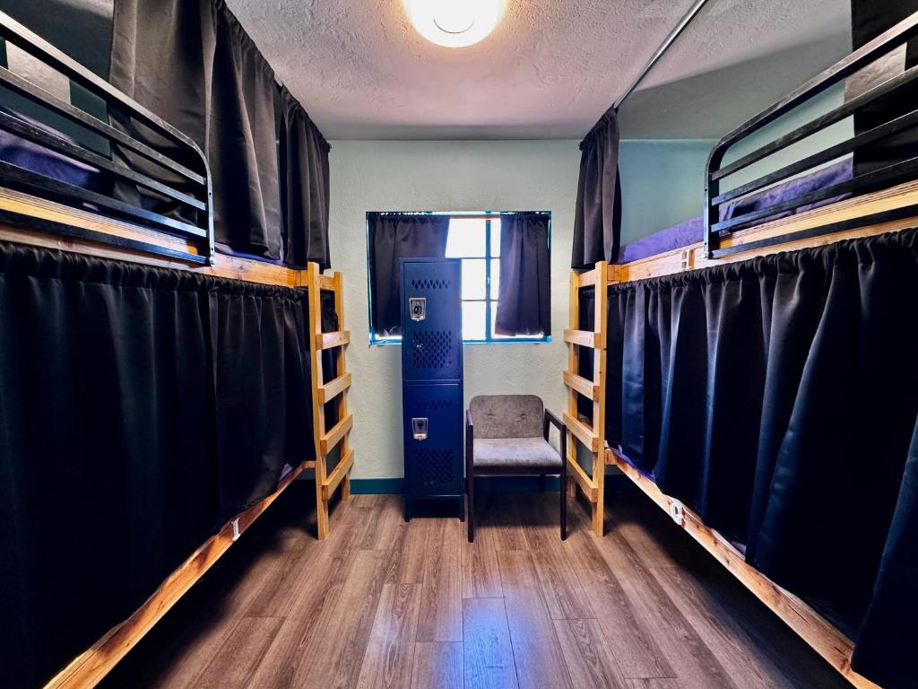 Sin City Hostel客房内的一张或多张床位