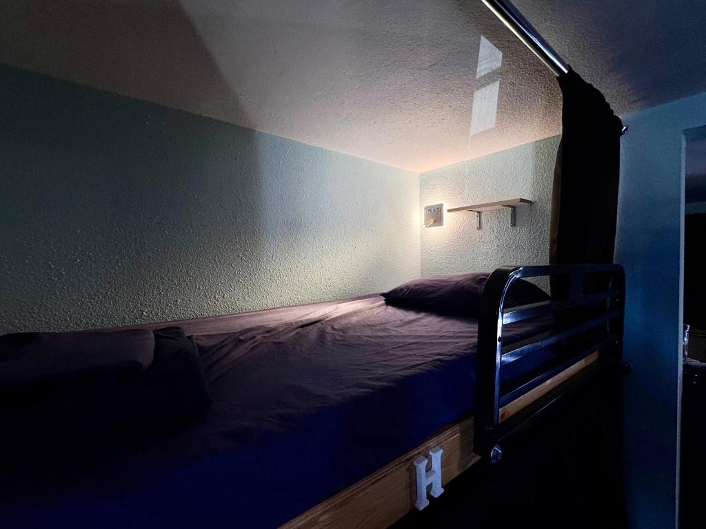 Sin City Hostel客房内的一张或多张床位