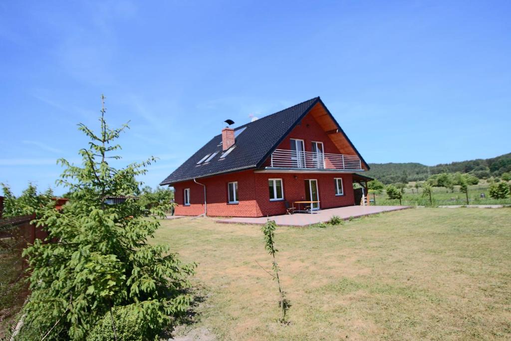 米兹多洛杰Willa Turkusowa的一块黑屋顶的红色谷仓