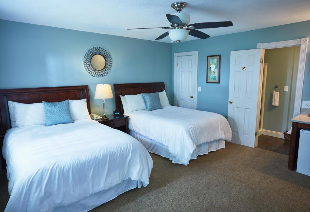 弗农山The Mount Vernon Inn的蓝色卧室配有两张床和吊扇