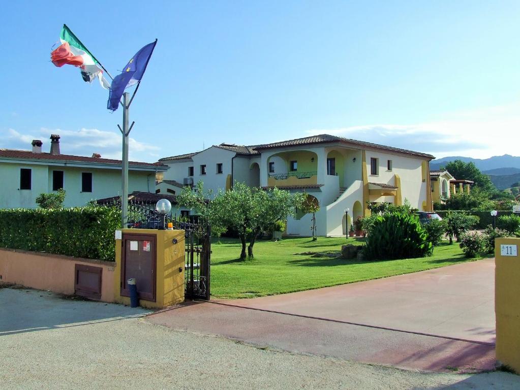 布多尼Case Vacanze San Silvestro的院子中一根杆上悬挂国旗的房子