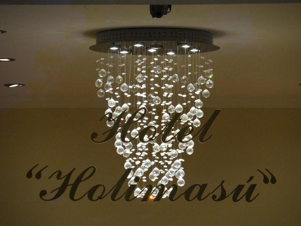 科隆Hotel Holimasú的吊灯挂在天花板上