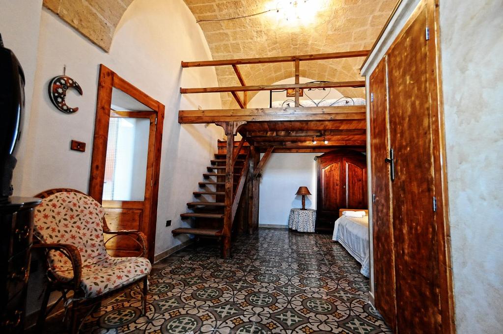 奥里亚casa vacanze Filomena的一间卧室配有一张床,房间设有楼梯