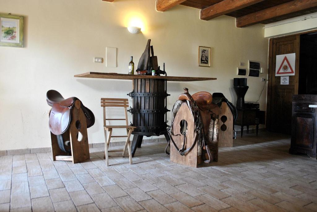 Monte San PietrangeliAgriturismo Oasi Belvedere的一间带炉灶的房间和一间带文物的房间