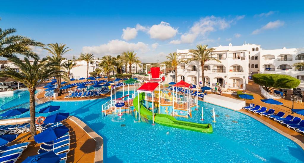 萨科马九重葛全球酒店的一个带水上公园的度假村的游泳池