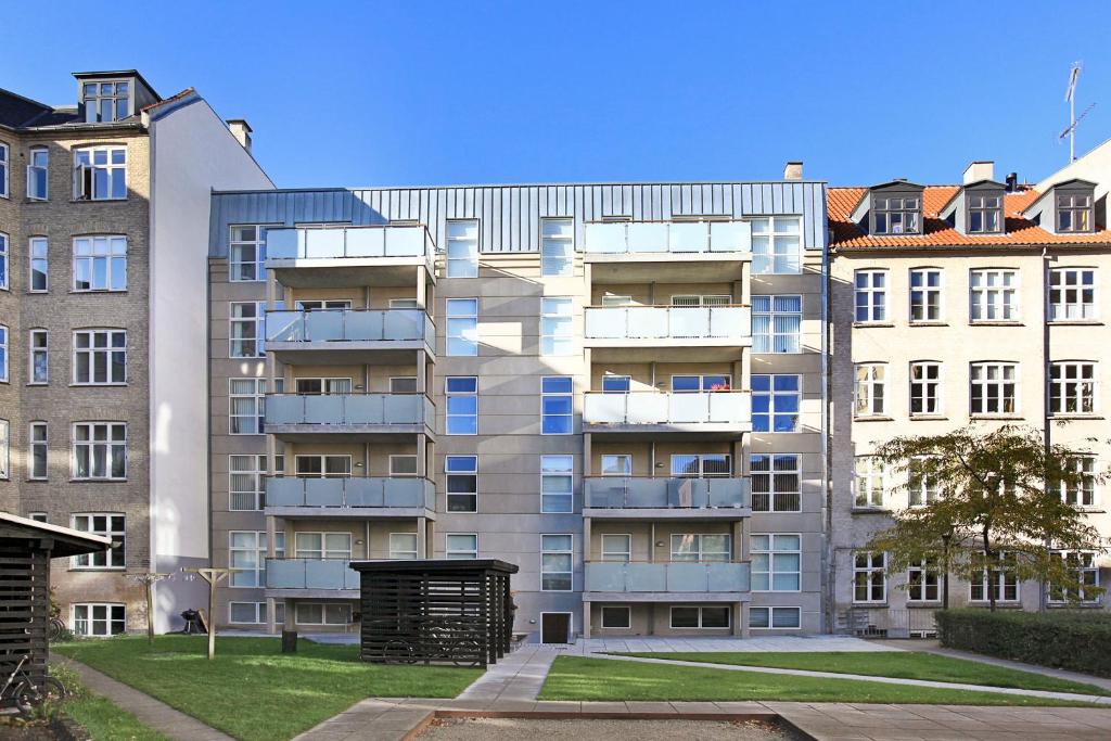 哥本哈根CPH Lux Apartments KH的公寓大楼的一侧设有阳台。