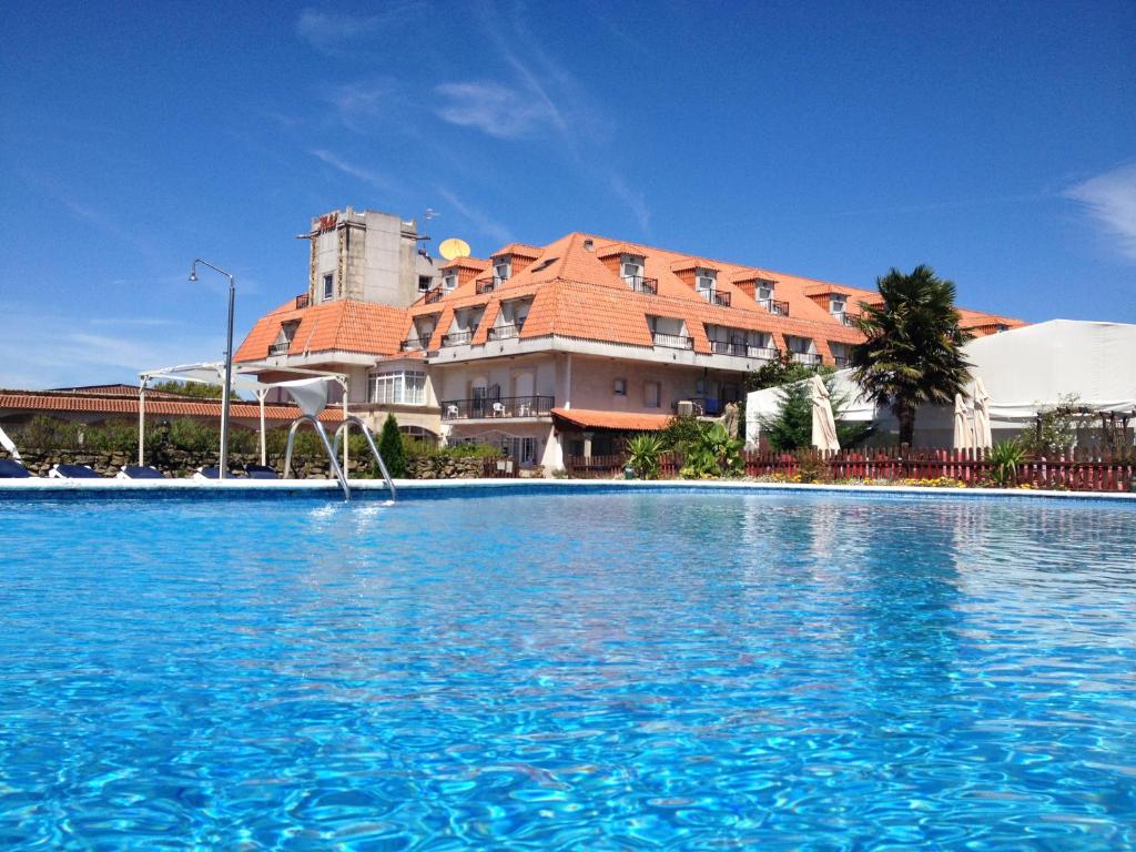 坎巴多斯圣马科斯撒尼斯酒店的大楼前的大型游泳池