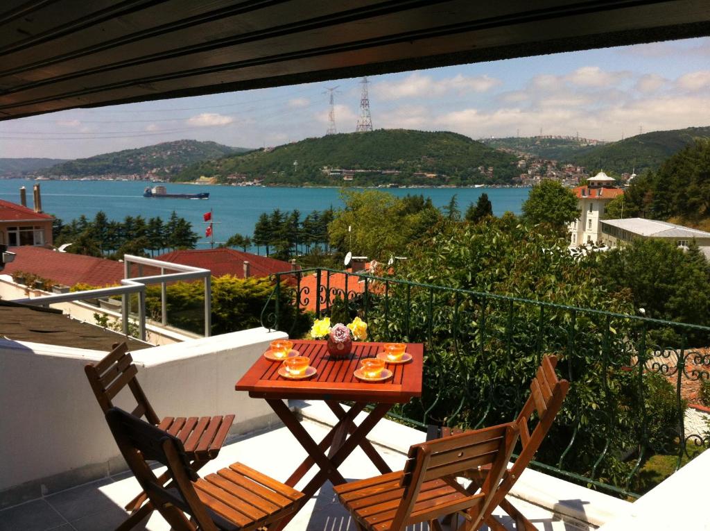 伊斯坦布尔博斯普鲁斯康纳克别墅的水景阳台桌子