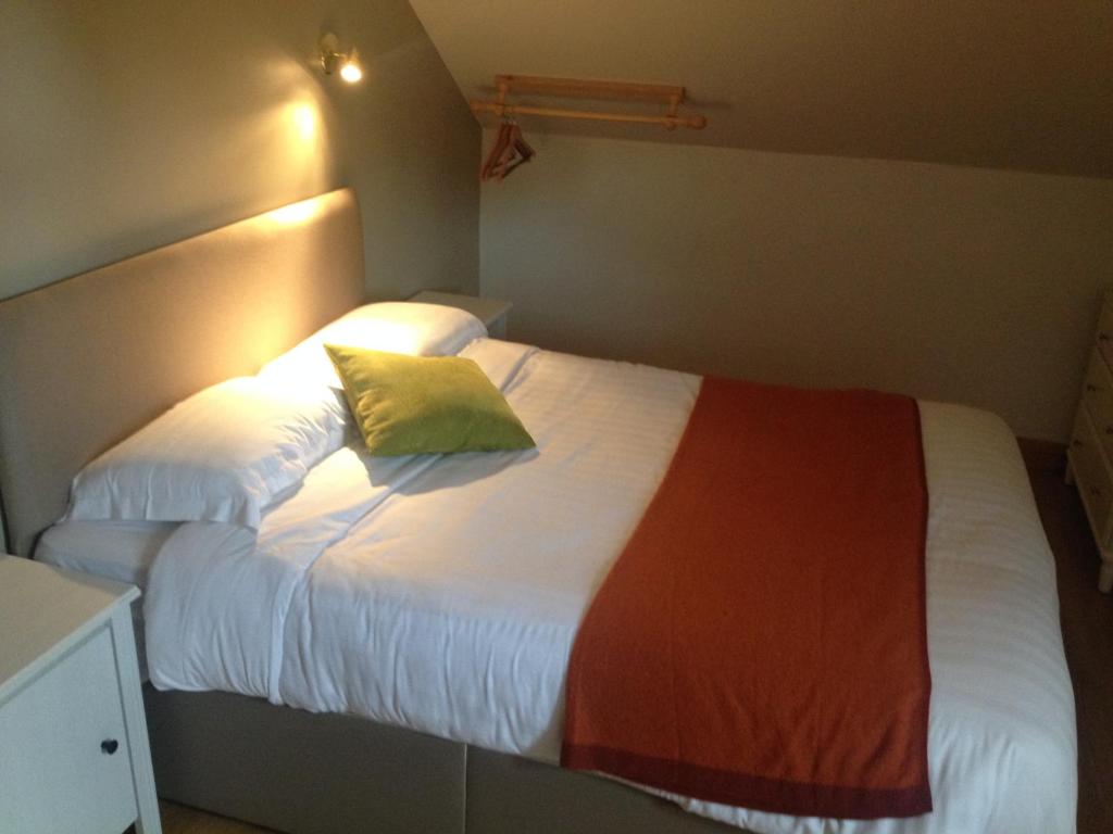 卡斯尔巴卡拉格住宿加早餐旅馆的卧室配有白色床和黄色枕头