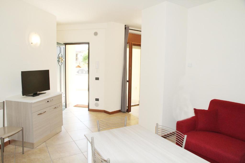 特尔尼Appartamenti Il Cerqueto 2的客厅配有红色沙发和电视