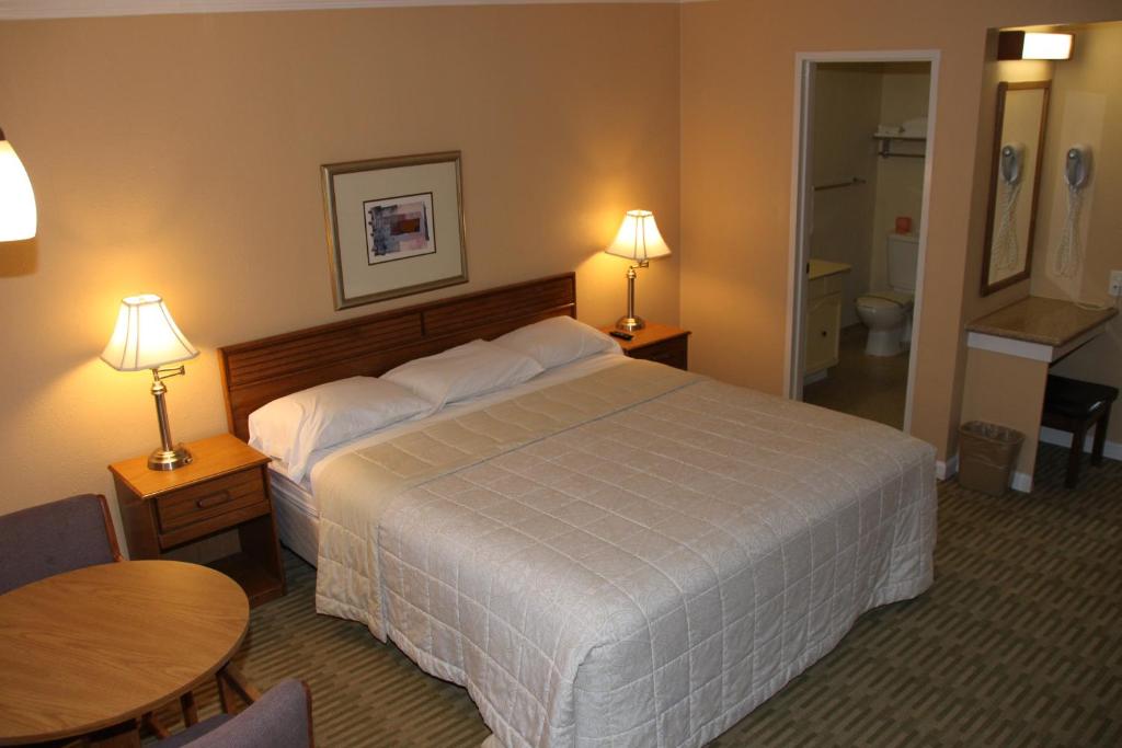 圣拉斐尔别墅客栈的酒店客房设有一张大床和一张桌子。