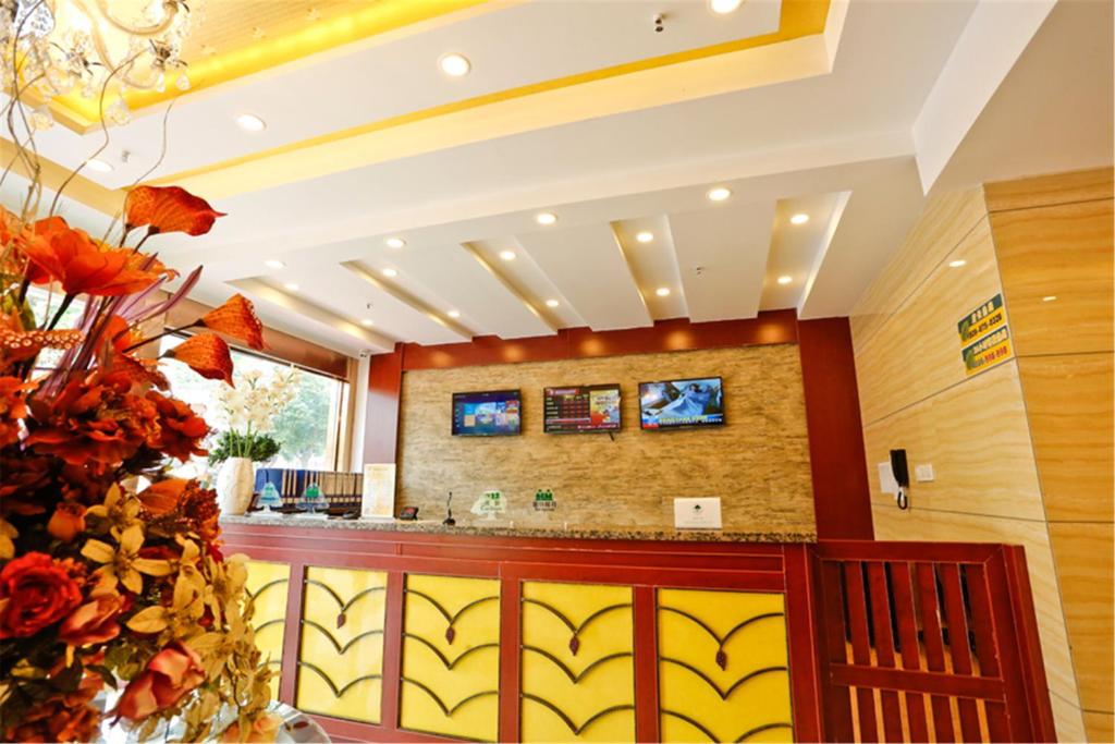 徐州格林豪泰江苏省徐州市中枢街贝壳酒店的酒店大堂设有 ⁇ 蝠侠酒吧