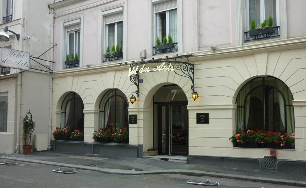 巴黎Hotel des Arts - Cite Bergere的前方有花盒的建筑