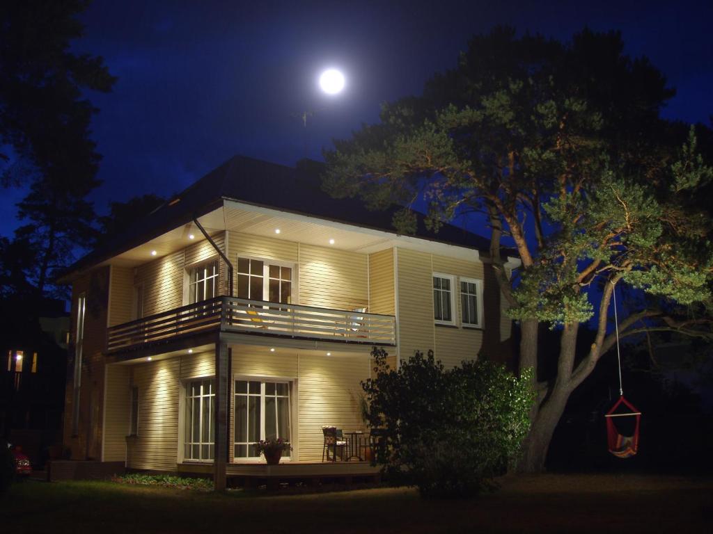 帕兰加Vila Claudia的天空中月亮的夜晚房屋