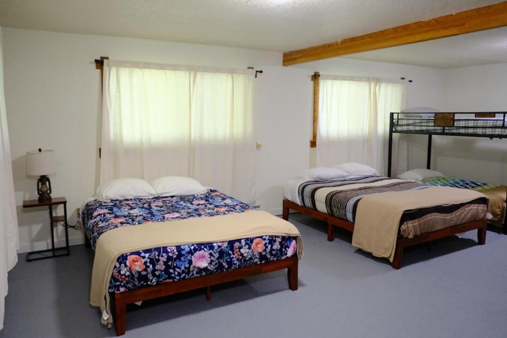 阿什福德Chalet at Rainier Lodge (0.4 miles from the entrance)的两张床位 - 带两张西德西德床