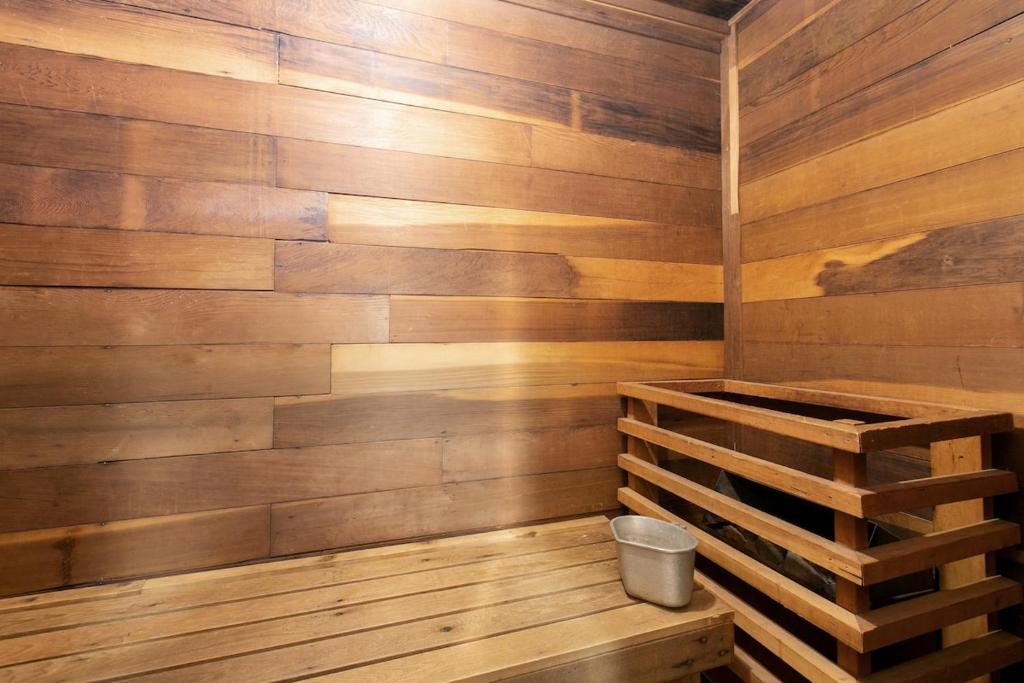 阿什福德Chalet at Rainier Lodge (0.4 miles from the entrance)的一间设有木墙和垃圾桶的桑拿浴室