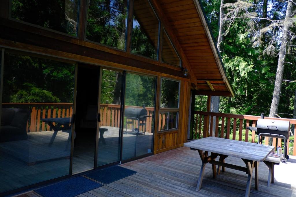 Chalet at Rainier Lodge (0.4 miles from the entrance)的阳台或露台