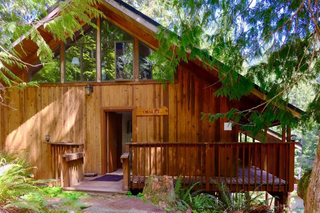 阿什福德Chalet at Rainier Lodge (0.4 miles from the entrance)的小木屋前方有标志