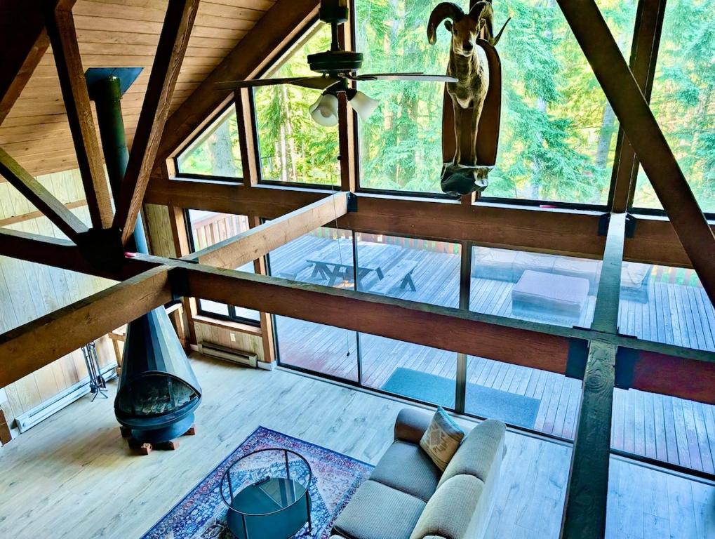 阿什福德Chalet at Rainier Lodge (0.4 miles from the entrance)的客厅里，天花板上挂着一头牛