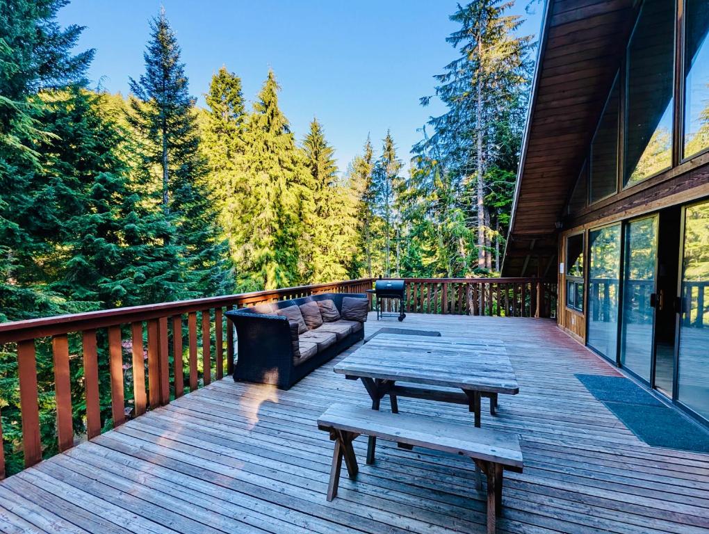 Chalet at Rainier Lodge (0.4 miles from the entrance)的阳台或露台