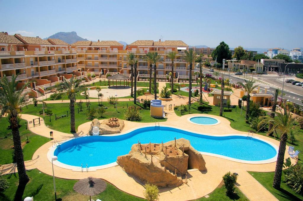 德尼亚Apartamentos Nova Denia - Deniasol的设有一个大型游泳池和游乐场的度假胜地