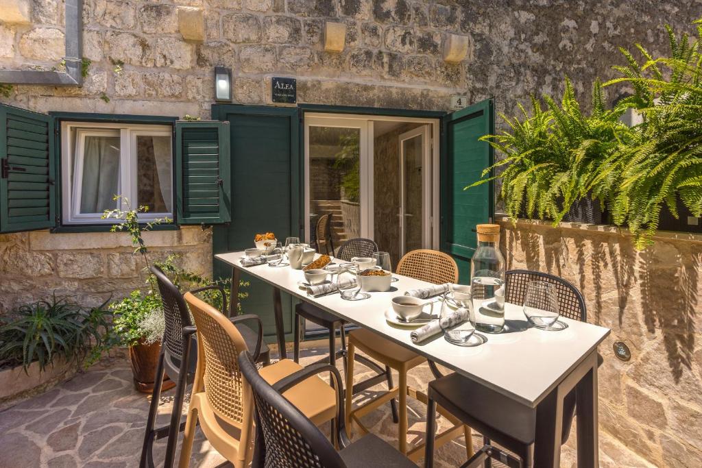 赫瓦尔Villa Alea Hvar的庭院中设有1间带桌椅的餐厅