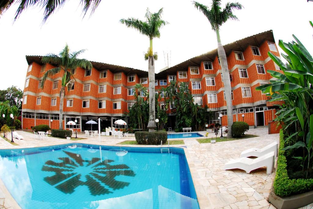 卡斯卡韦尔奎尔西亚海港酒店的大楼前设有游泳池的酒店
