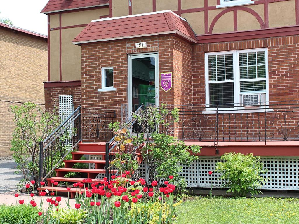 魁北克市米歇尔多瓦永旅馆的前面有红色楼梯和鲜花的房子