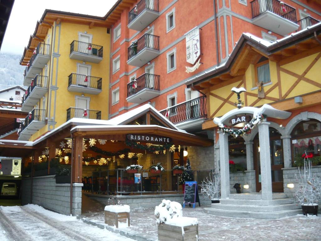 泰穆Hotel Avio的一座大建筑,雪中存有商店