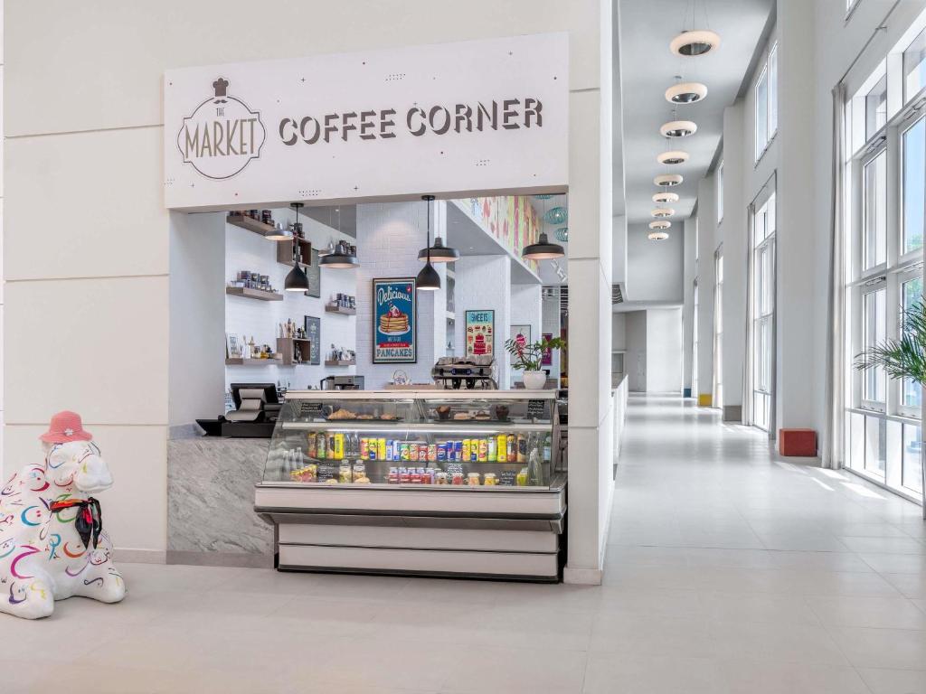 迪拜龙城宜必思尚品酒店的咖啡和沏茶工具