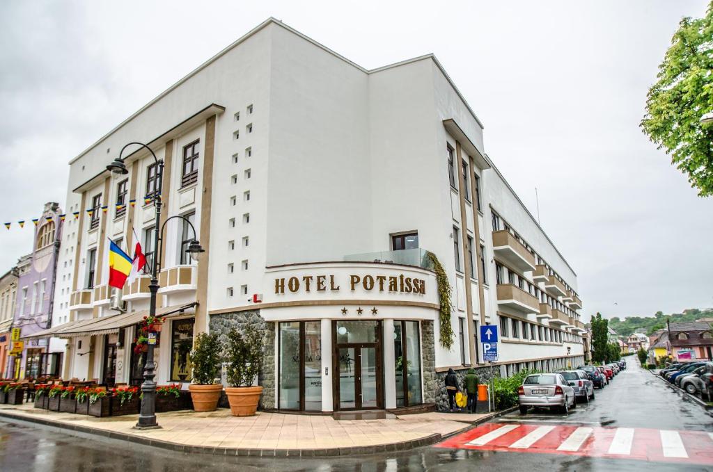 图尔达Potaissa Hotel的街道拐角处的酒店