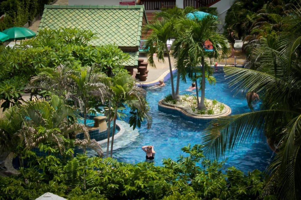 卡伦海滩Baan Karonburi Resort - SHA Plus的度假村的游泳池,人们在里面游泳