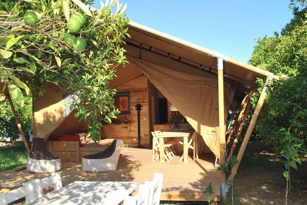 契拉勒Campo Portakal Eco Glamping的庭院内带帐篷的木甲板