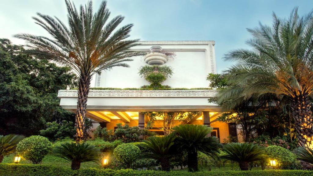 海得拉巴泰姬德干酒店的一座棕榈树建筑