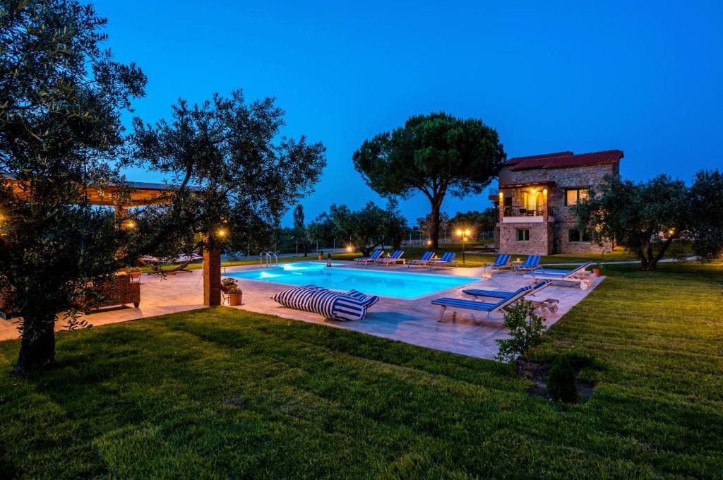 沃尔沃罗Mediterraneo Luxury Suites Halkidiki的一座房子后院的游泳池