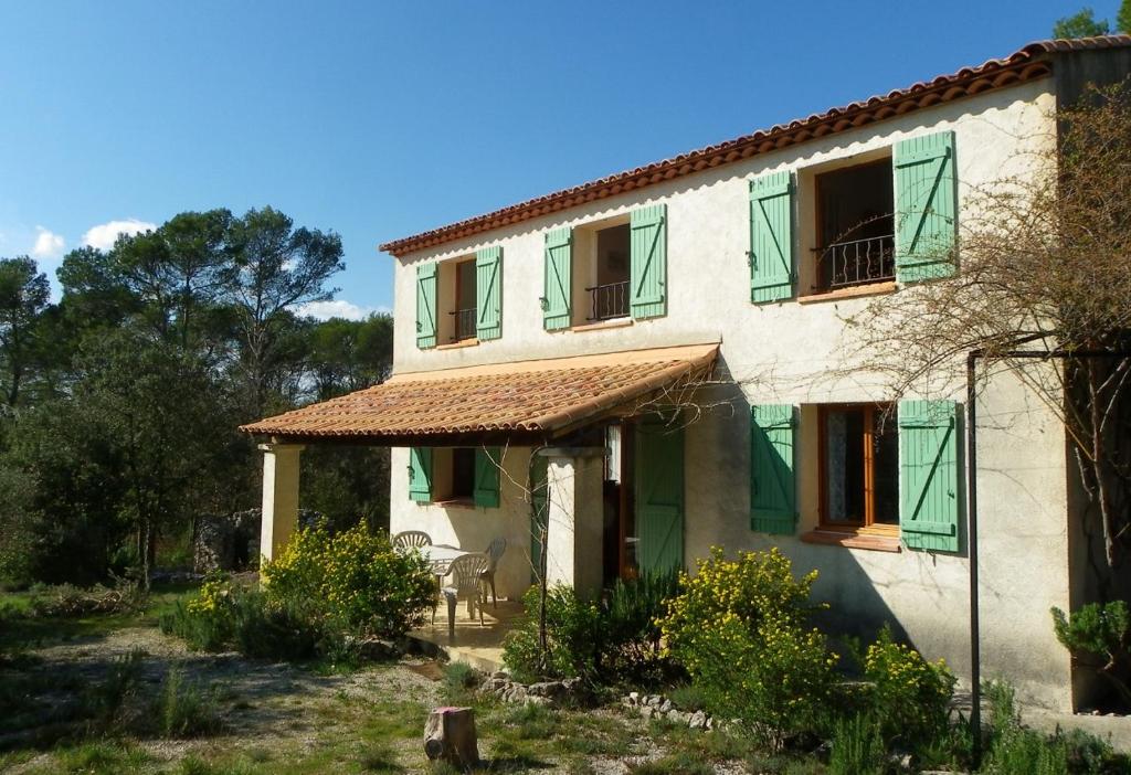 PontevèsVacances en Provence的白色的房子,上面有绿色百叶窗
