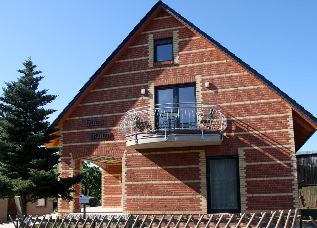 PriepertHaus Hanni的一面是一栋砖砌建筑,旁边设有阳台
