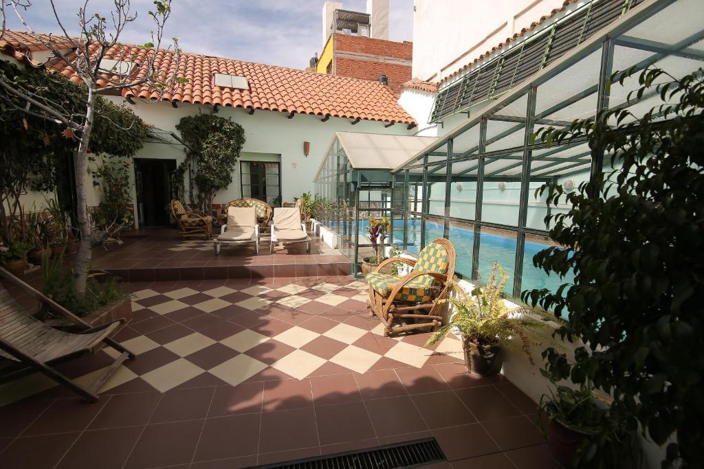 苏克雷Casa Verde B&B的一个带椅子的户外庭院和一个游泳池