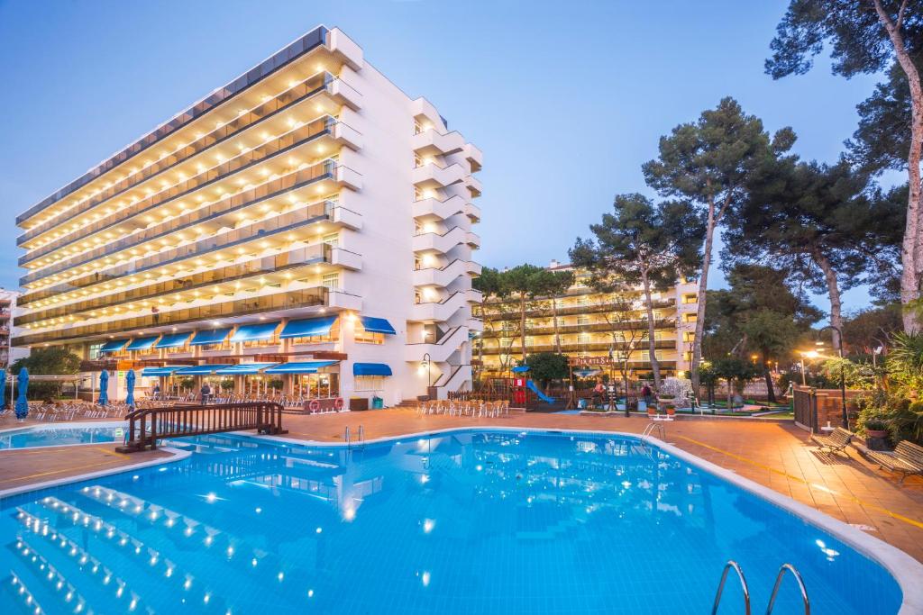 萨洛玛丽娜达酒店的大楼前设有游泳池的酒店