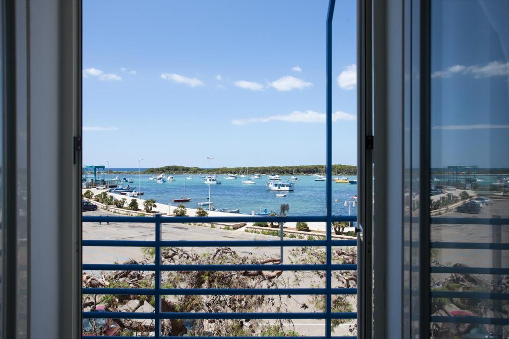 切萨雷奥港FronteMare Rooms的从窗户可欣赏到海滩景色