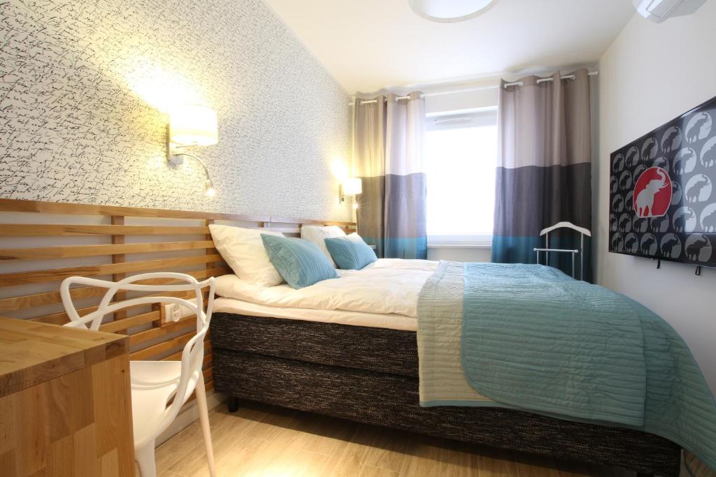 比得哥什Apartamenty Bohaterów Kragujewca 6的配有一张床和一张书桌的酒店客房