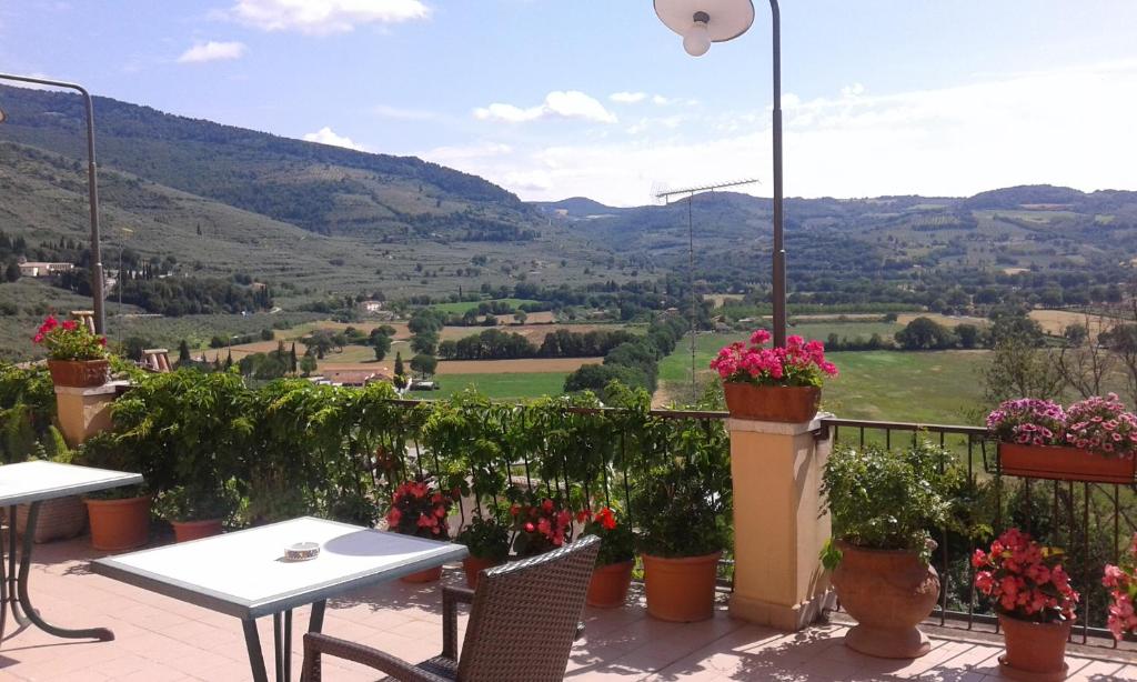 斯佩洛艾尔伯格伊尔卡夏托雷酒店的庭院配有桌椅,享有山谷美景。