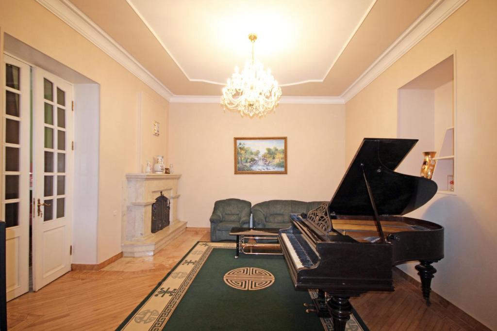埃里温Bridge House Yerevan Armenia的客厅配有钢琴和沙发