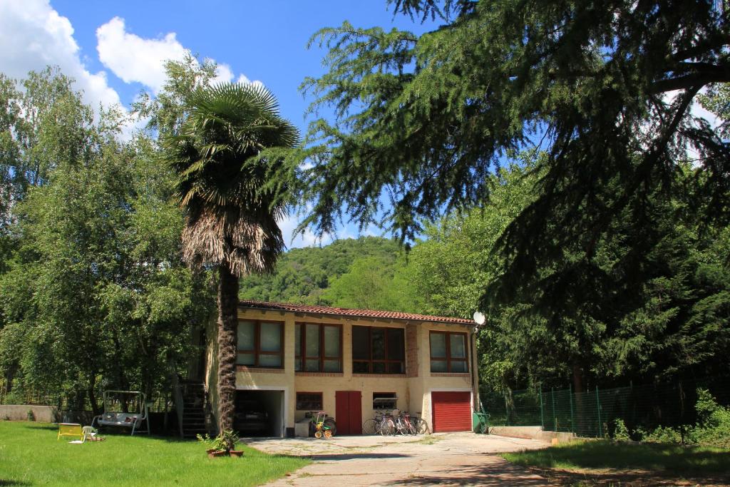 FannaLa Casa dei Cedri的一座建筑前的棕榈树