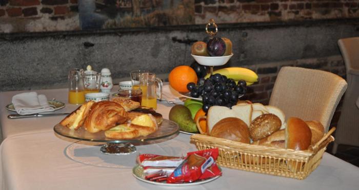 迪尔贝克昂斯姆豪弗旅馆的一张桌子上放着一大堆面包和水果