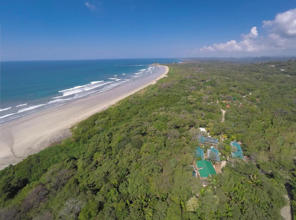 诺萨拉Olas Verdes Hotel的享有海滩和海洋的空中景致